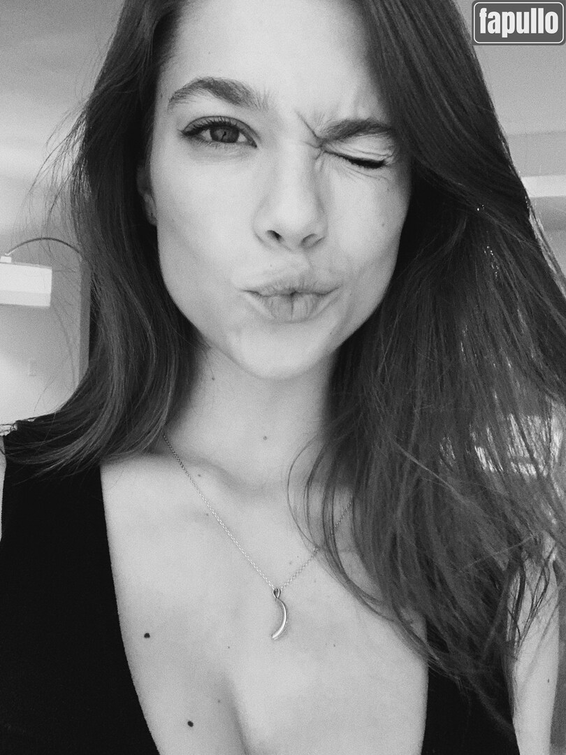 Michelle Ellyse / Schlaman Nude Patreon Photo #1 - Fapullo